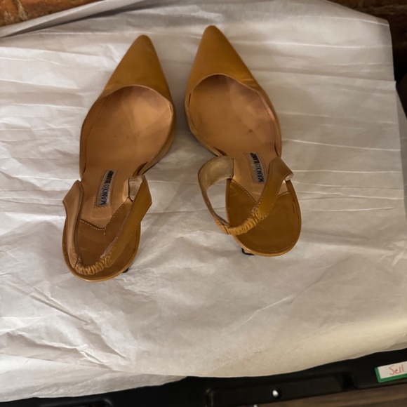 Manolo Blahnik Carolyn kitten heel slingback pumps in a tan/mustard color. Size - Picture 3 of 5